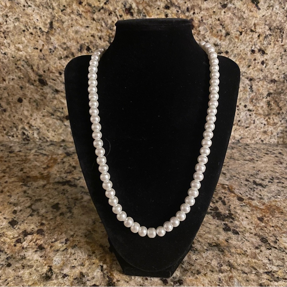 Pearl single strand faux pearl necklace claw clasp 20” L
